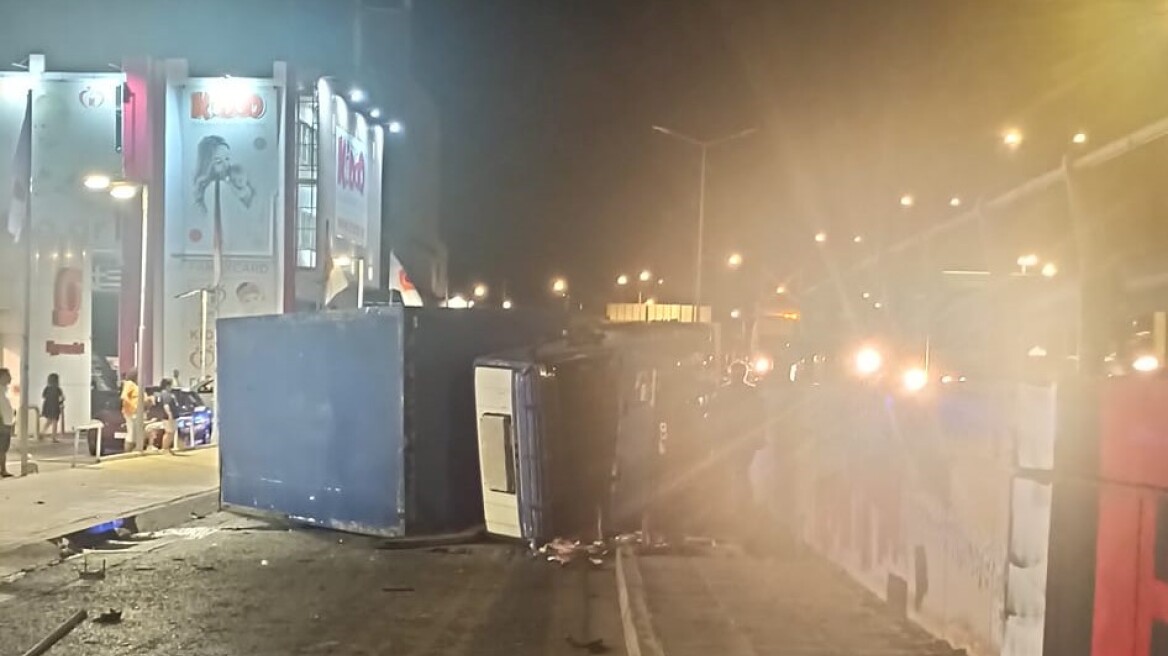 Τροχαίο στον Κηφισό – Φορτηγό προσέκρουσε στις μπάρες και κατέληξε στον παράδρομο