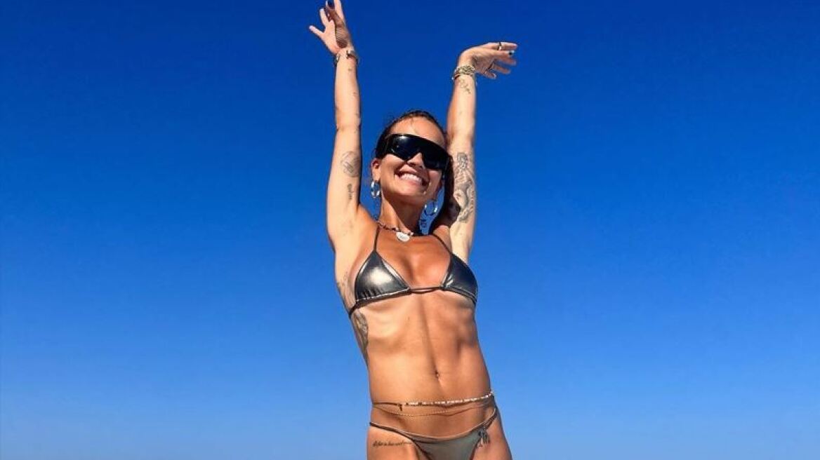 Η Rita Ora με sexy μπικίνι σε γιοτ στην Ίμπιζα