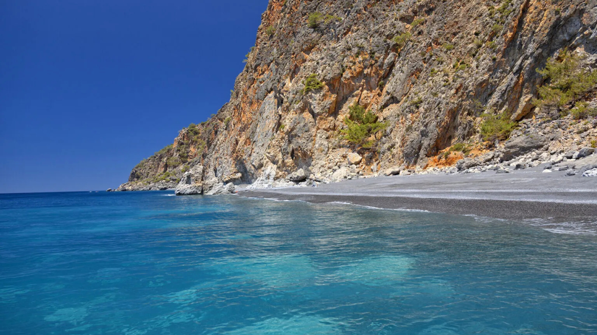 Ανέγγιχτη ομορφιά: Για κολύμπι σε μια ειδυλλιακή, απομονωμένη παραλία των Σφακίων 