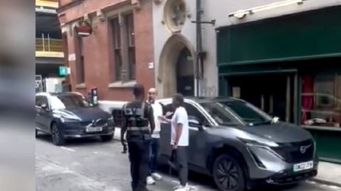 Πεπ Γκουαρδιόλα: Έφαγε κλήση και ζήτησε... χρήματα από τον τροχονόμο που ήθελε φωτογραφία μαζί του - Δείτε βίντεο 