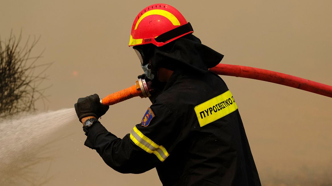 Φωτιά σε χαμηλή βλάστηση στα Αμπελάκια Σαλαμίνας - Δεν απειλείται κατοικημένη περιοχή