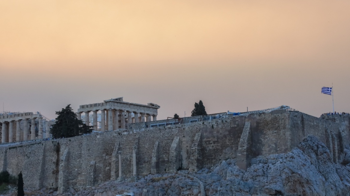 Καιρός: Ζέστη και βοριάδες έως 7 μποφόρ σήμερα - Πότε θα εξασθενήσουν οι άνεμοι