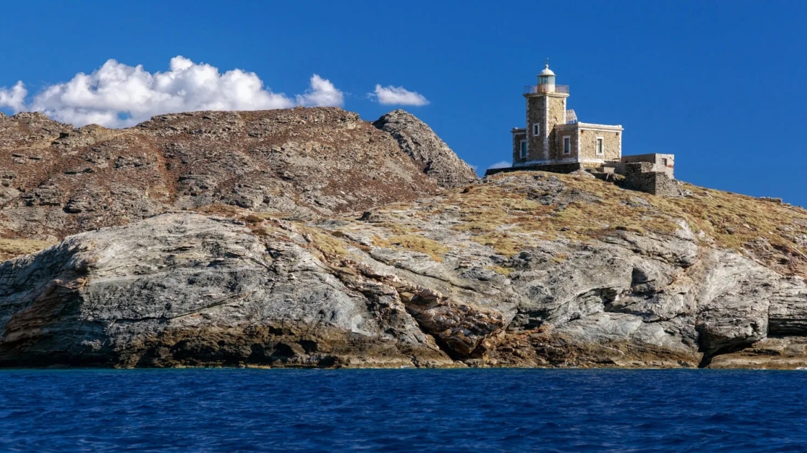 Oι επιβλητικοί φάροι της Τήνου