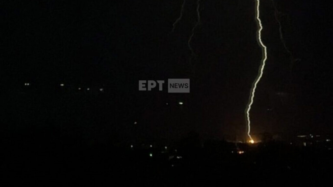 Βούλα: Φωτογραφίες από τη στιγμή που χτυπάει κεραυνός και ξεκινάει πυρκαγιά