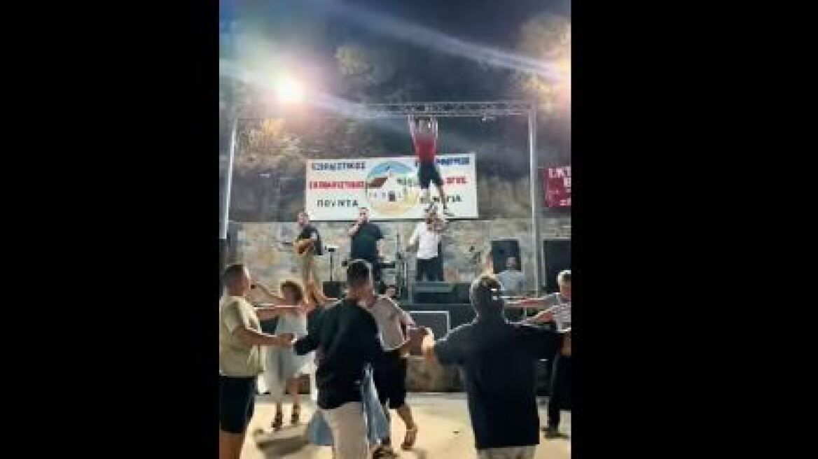 Μιμήθηκε τον... Spider-Man σε πανηγύρι στην Εύβοια κι έγινε μέσα σε λίγα λεπτά viral