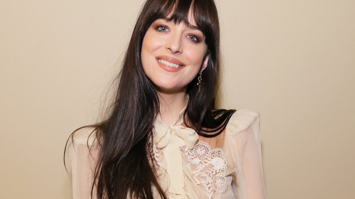 Το τρικ της Dakota Johnson που κάνει τις βλεφαρίδες να μοιάζουν με ψεύτικες