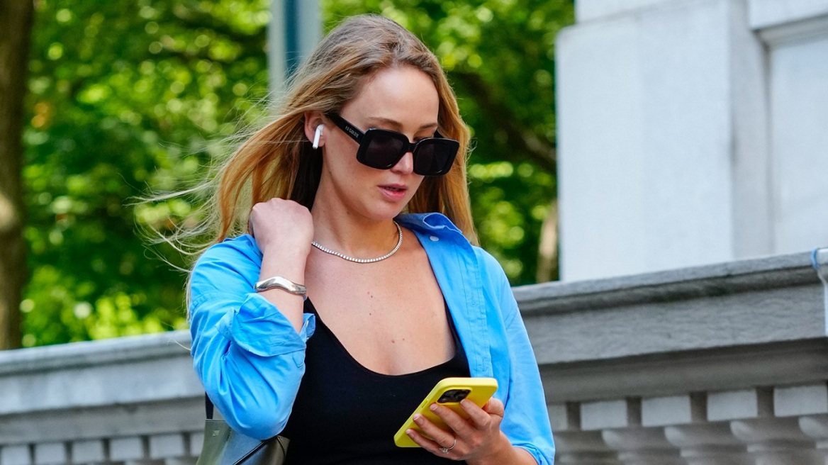 H Τζένιφερ Λόρενς έχει μια νέα αγαπημένη “It” τσάντα