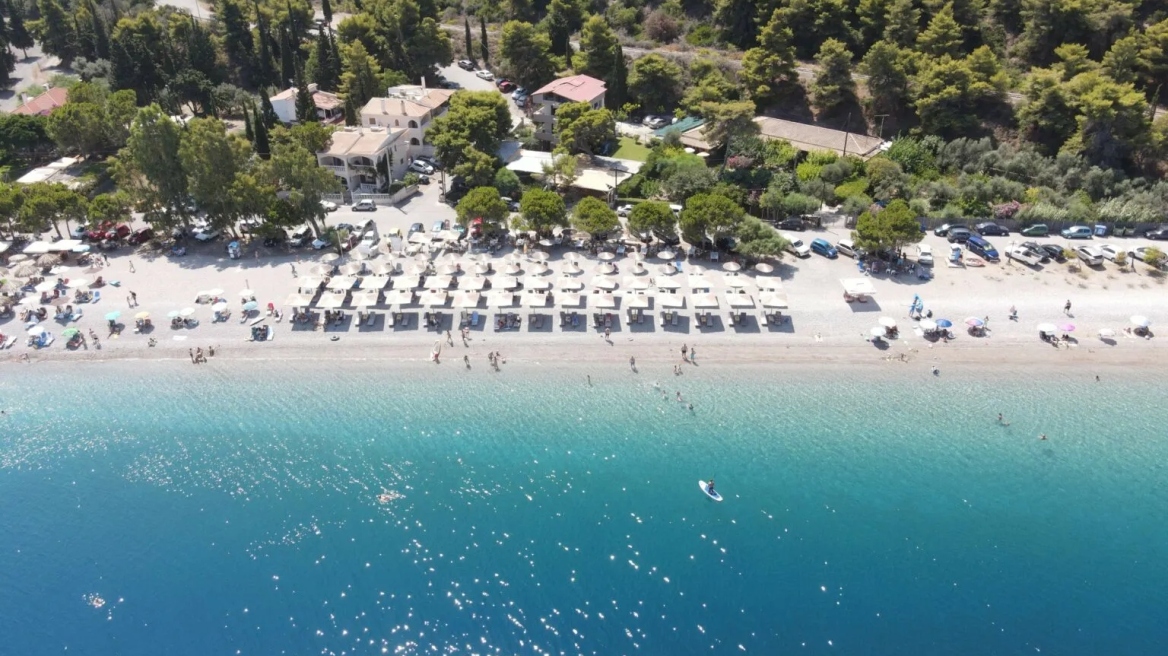 Η «άλλη» Πούντα της Αχαΐας με τα γαλάζια βαθιά νερά και το άσπρο βότσαλο