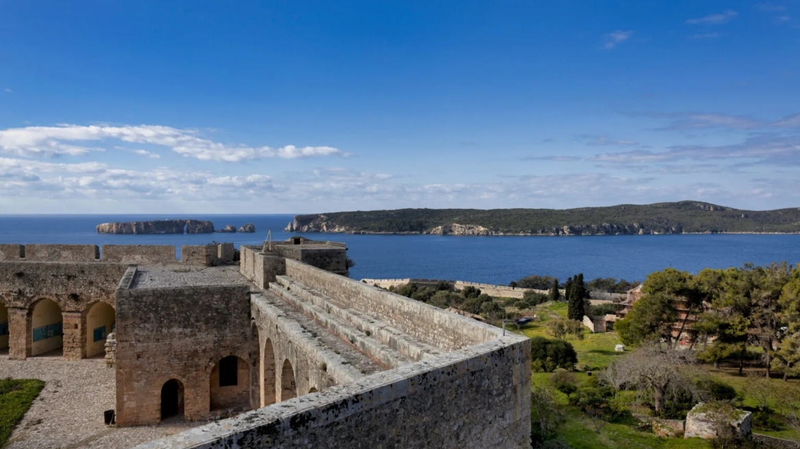 Το φημισμένο αξιοθέατο της Μεσσηνίας, με τη γοητευτική θέα στον κόλπο του Ναυαρίνου