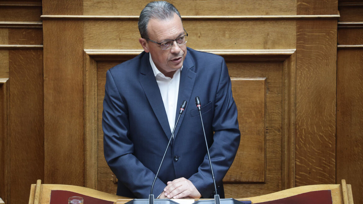 ΣΥΡΙΖΑ: Κατέθεσε πρόταση νόμου για τα ομόφυλα ζευγάρια - Τι αναφέρει για την τεκνοθεσία