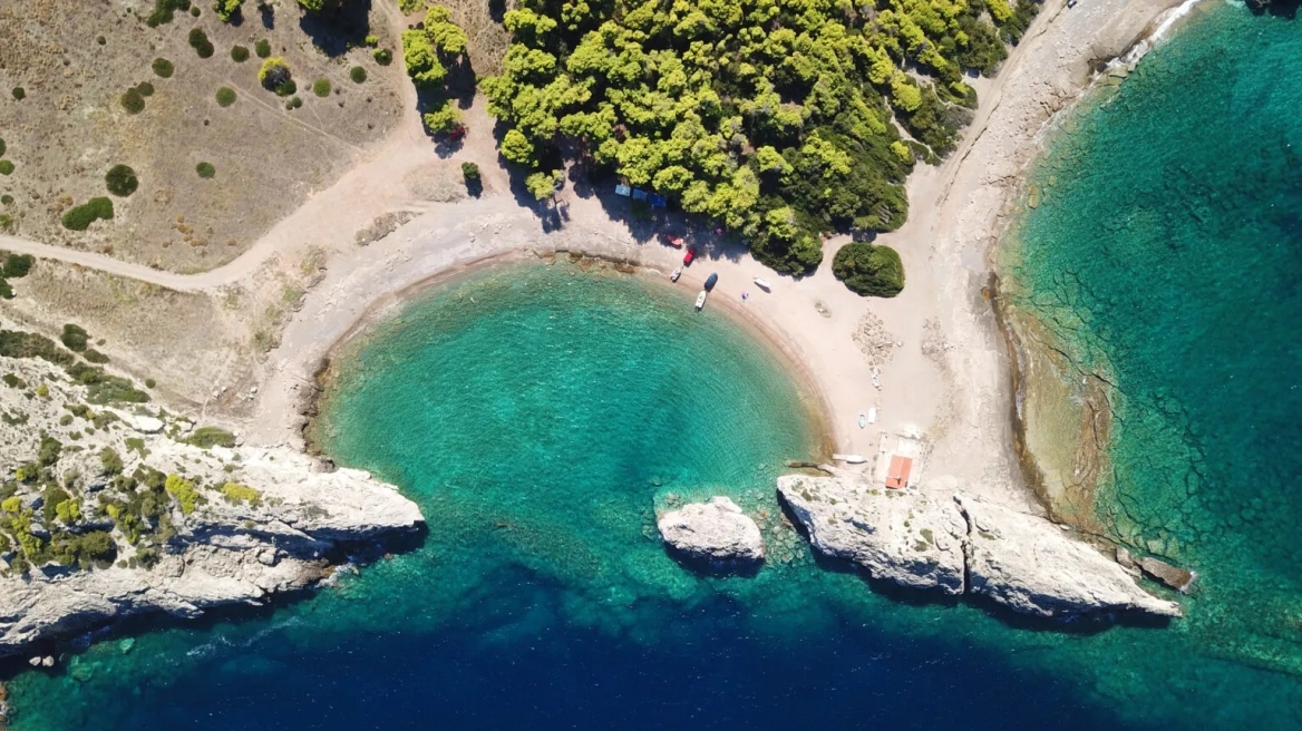  5 παραλίες δύο ώρες από την Αθήνα - Ιδανικές για ολοήμερες αποδράσεις