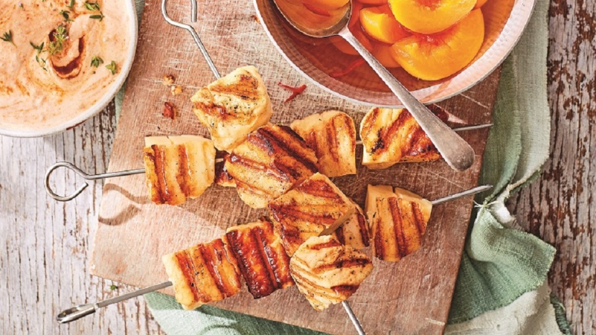 Σουβλάκι με χαλούμι, ροδάκινο πίκλα και πικάντικο γιαούρτι