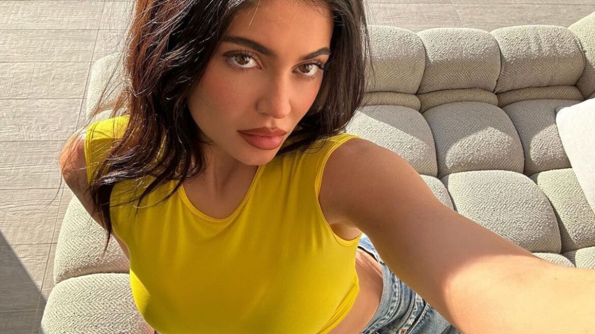 Κάιλι Τζένερ: Τόπλες στη νέα της φωτογράφιση