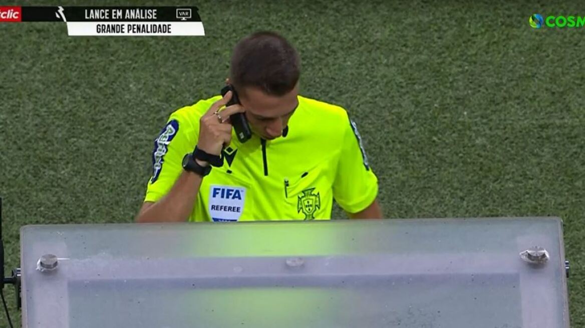  Επικό σκηνικό σε παιχνίδι της Πόρτο: Διαιτητής πήρε πίσω πέναλτι μέσω τηλεφωνικής κλήσης στον VAR - Δείτε βίντεο 