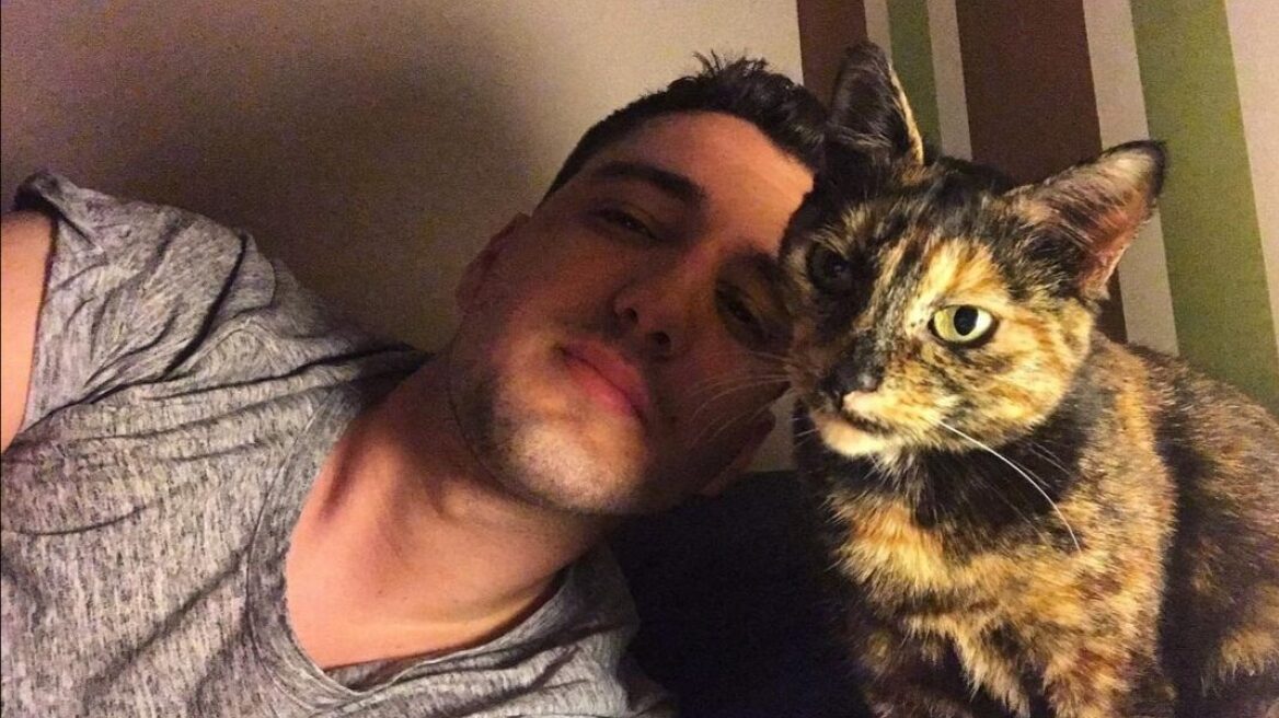 Ο Αντώνης Κρητικός και οι γάτες του, η Μαργαρίτα και η Ζωή