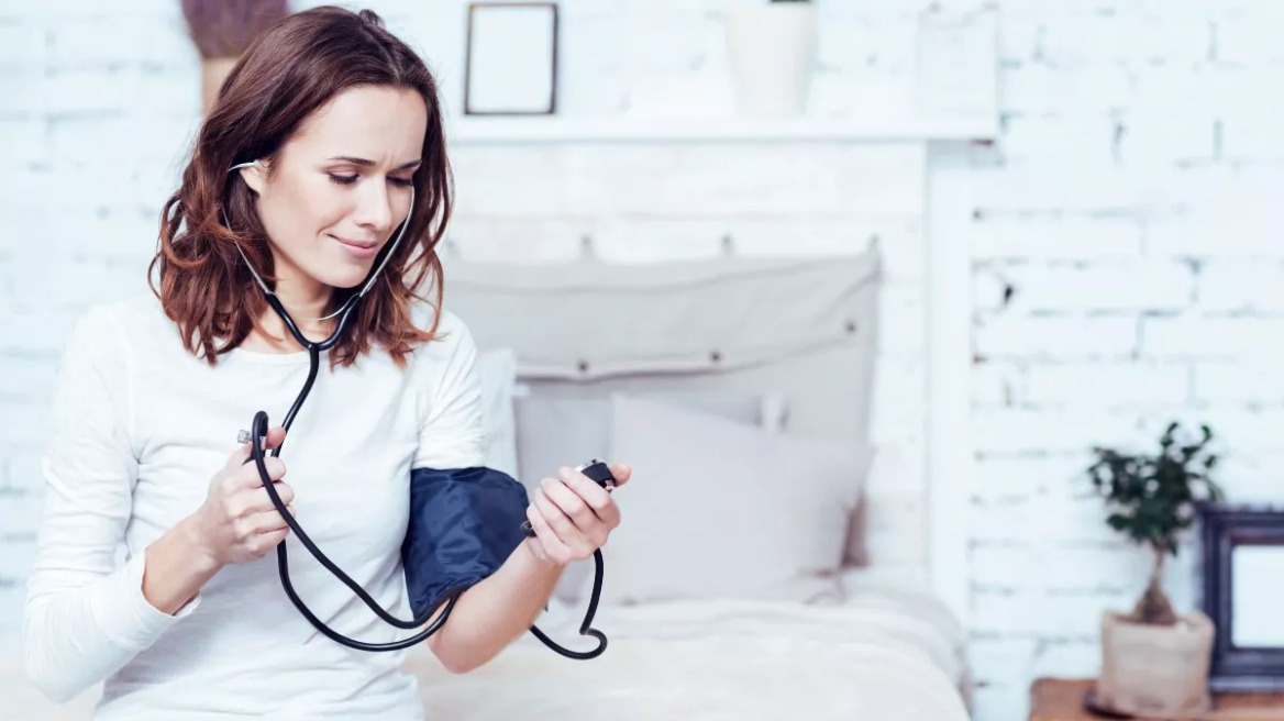 Τέσσερα λάθη που πρέπει να αποφύγετε όταν μετράτε την πίεσή σας