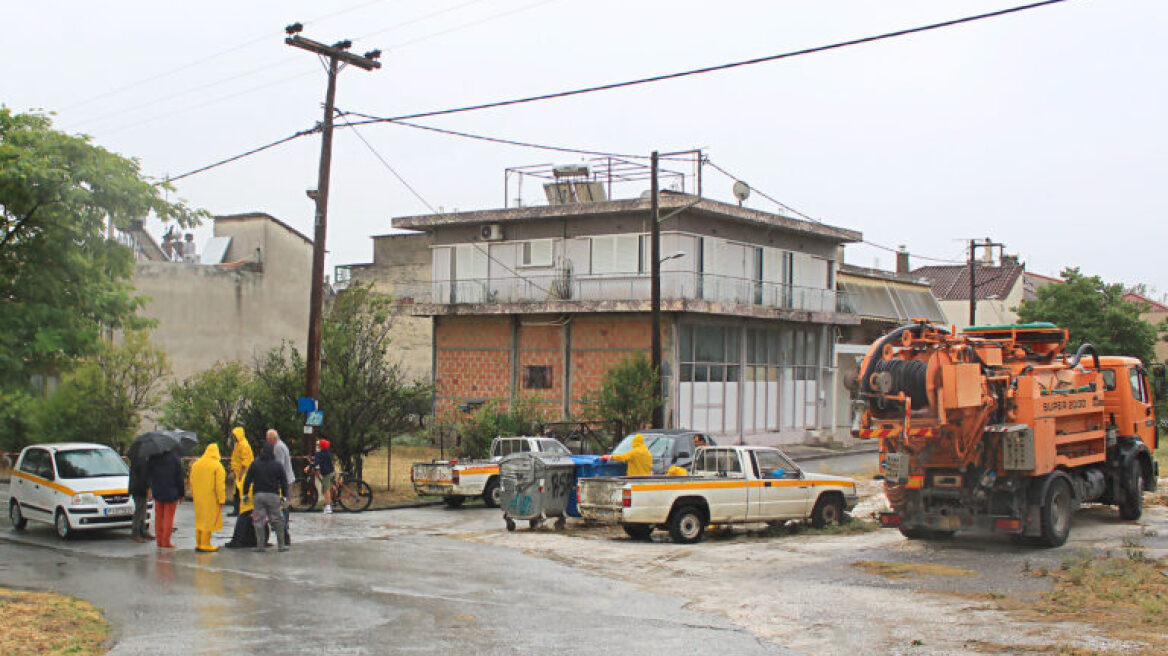 Κακοκαιρία Daniel: Μεγάλη κινητοποίηση στη Λάρισα για τα νερά που έρχονται από τον πλημμυρισμένο κάμπο  