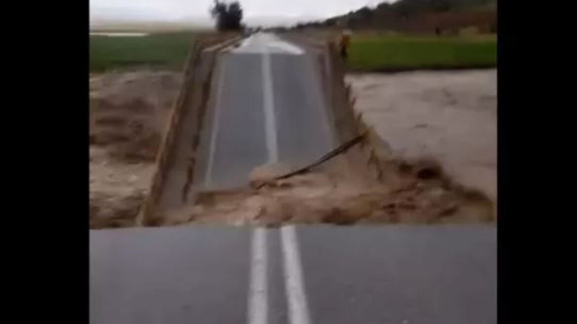 Κακοκαιρία Daniel - Φάρσαλα: Έπεσε η γέφυρα της Αμπελιάς - Αποκομμένη η πόλη 