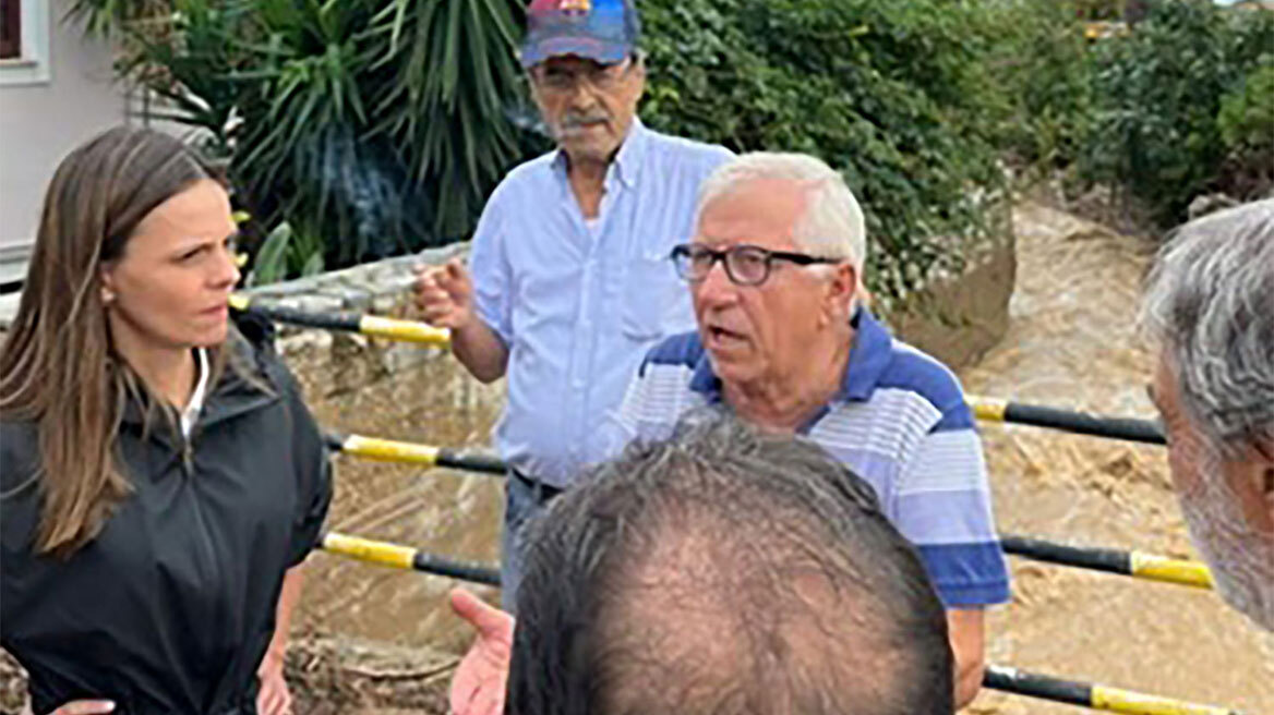Έφη Αχτσιόγλου: Περιοδεία στις πλημμυρισμένες περιοχές του Βόλου