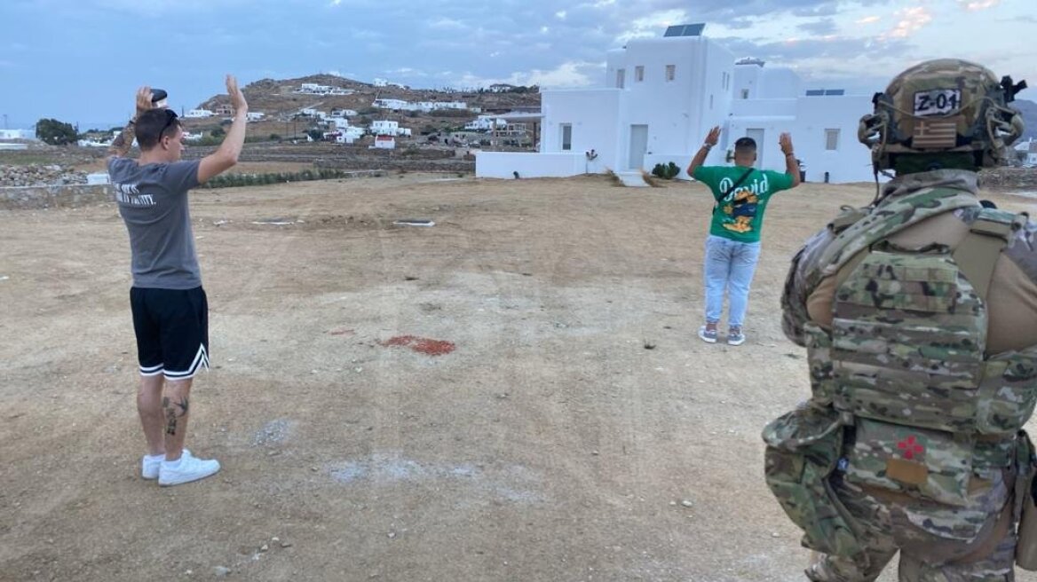 Μύκονος: Λαθροδιακινητές σηκώνουν τα χέρια ψηλά μετά τη σύλληψη από άνδρες του Λιμενικού - Δείτε φωτογραφία