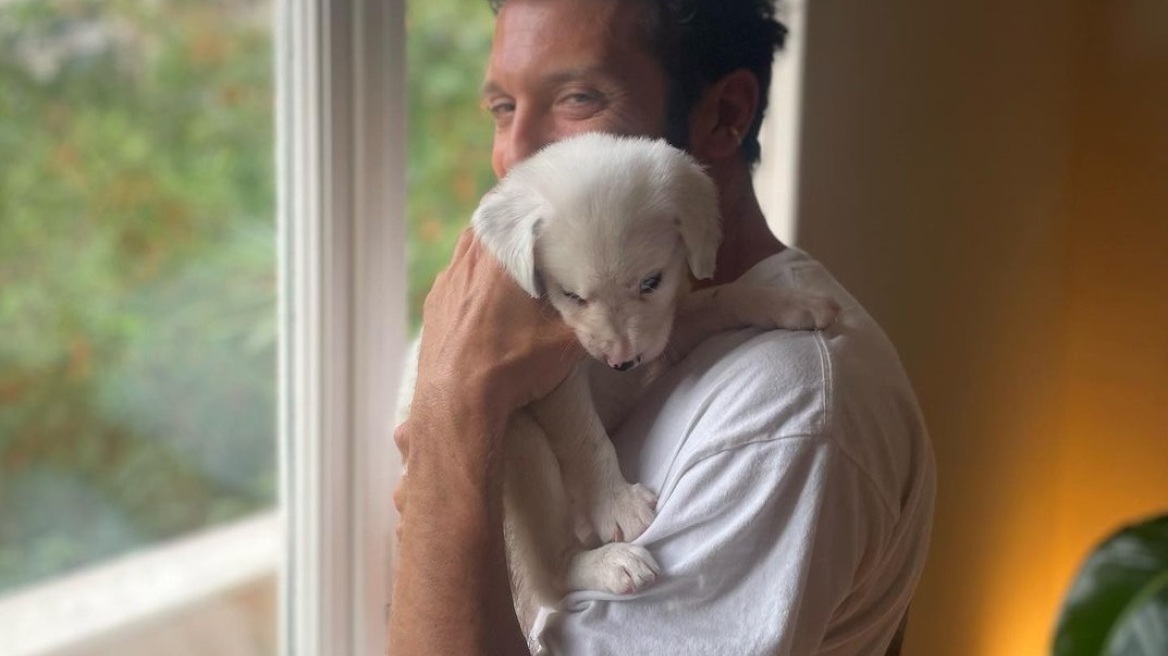 Ο Δημήτρης Μοθωναίος υιοθέτησε ένα πανέμορφο λευκό κουταβάκι - Δείτε φωτογραφίες και βίντεο