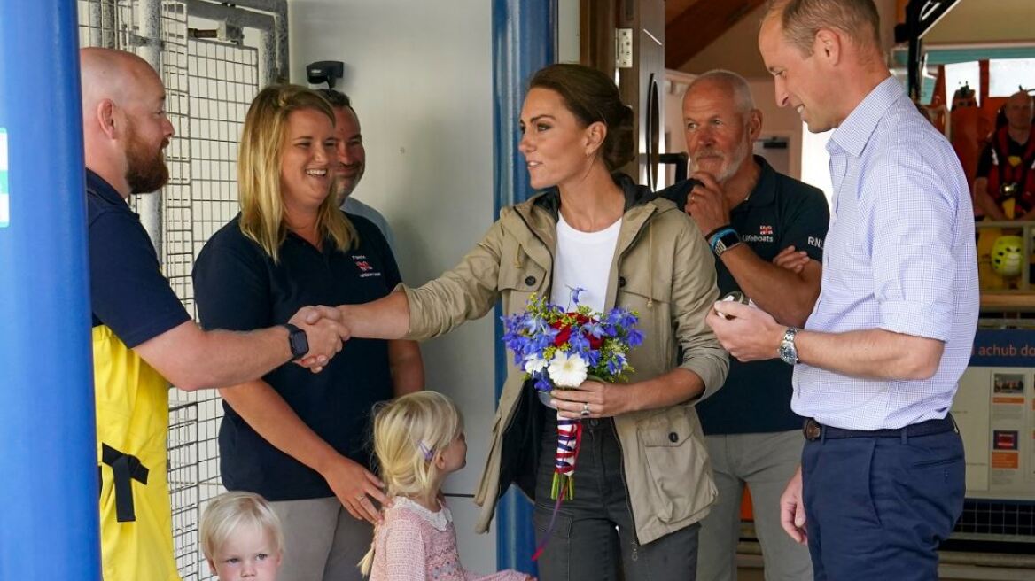 H Kate Middleton με εκδρομικό ντύσιμο στις ακτές της Ουαλίας 