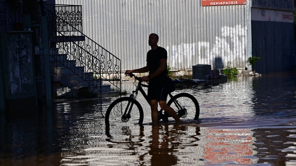 Έκκληση του υπ. Υγείας στους πλημμυροπαθείς: Να αντιμετωπίζουν τα στάσιμα και λιμνάζοντα ύδατα ως δυνητικά μολυσμένα