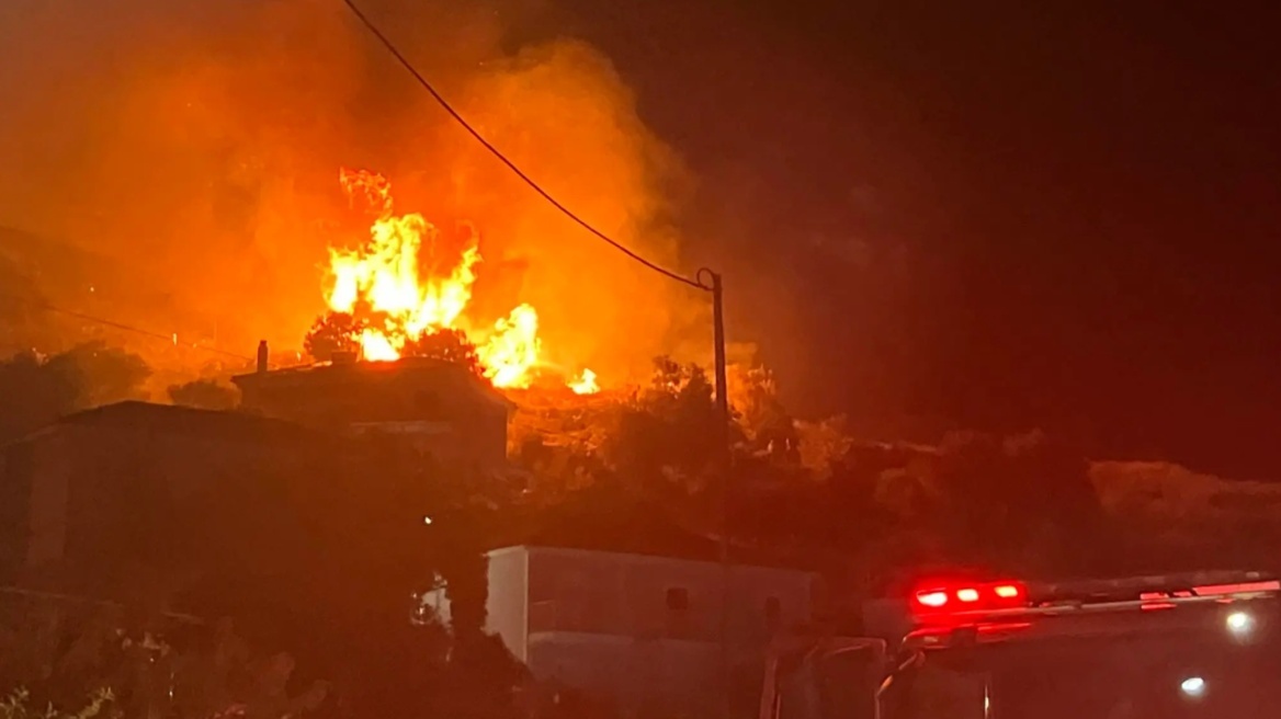 Φωτιά στη Σκάλα Κεφαλονιάς κοντά σε οικισμό