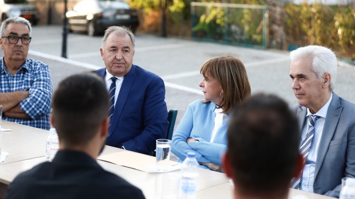 Σε σχολείο στο Σουφλί η Σακελλαροπούλου: Στις δυσκολίες πρέπει να παραμένουμε μαζί