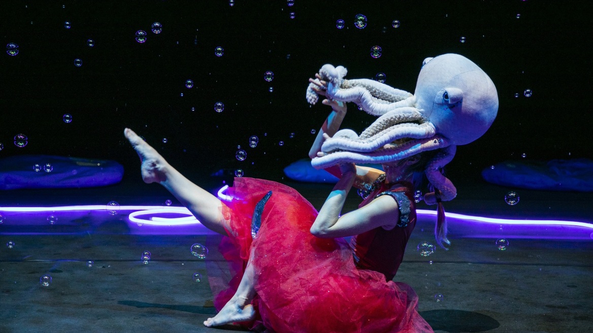 Underwater χοροθέατρο για βρέφη και γονείς 