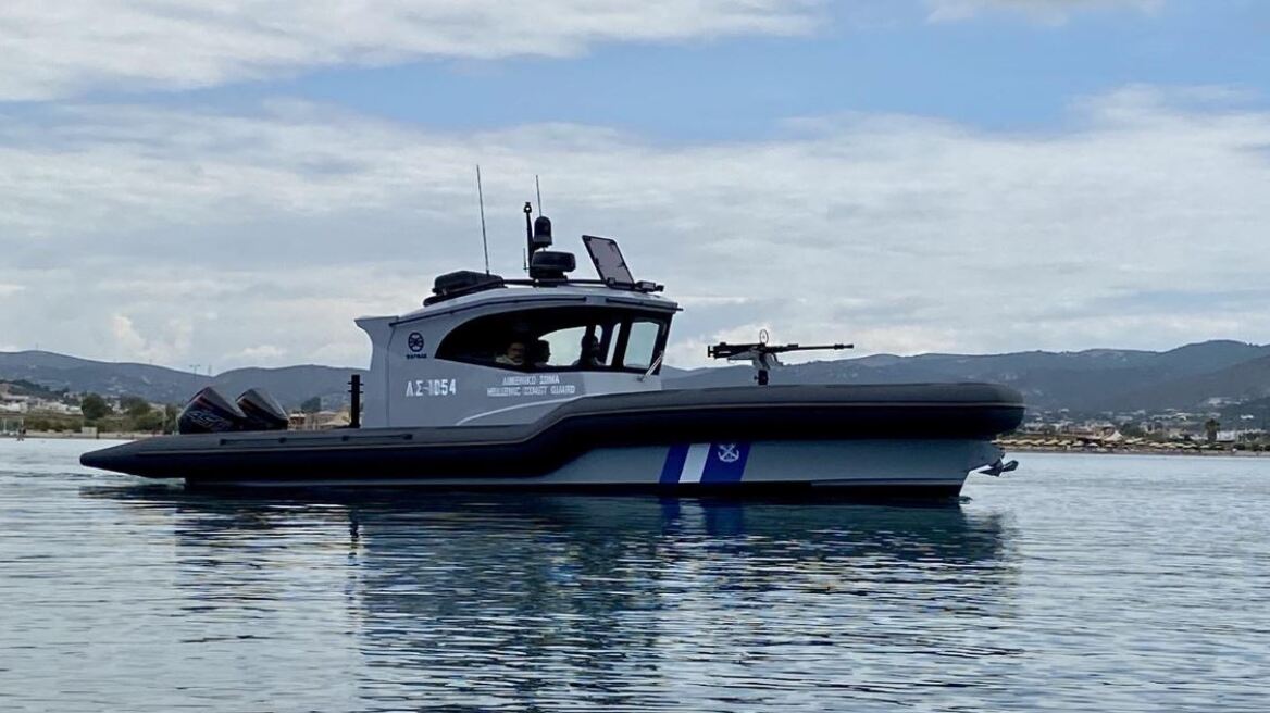 Σάμος: Συναγερμός στο Λιμενικό για ακινητοποιημένη λέμβο με 31 μετανάστες - Δείτε βίντεο