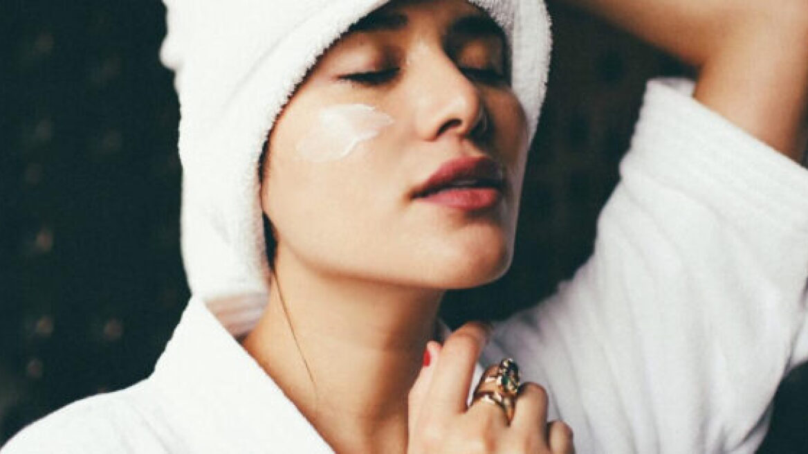 AHAs vs BHAs: Ποια είναι η διαφορά τους και πώς θα επιλέξετε το καταλληλότερο για την επιδερμίδα σας