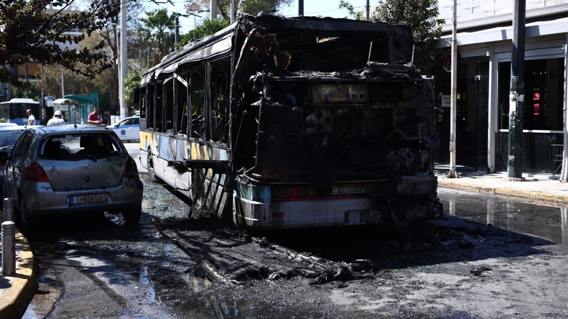 Φωτιά σε λεωφορείο της ΕΘΕΛ στου Ρέντη - Απομακρύνθηκαν άμεσα οι επιβάτες - Δείτε βίντεο