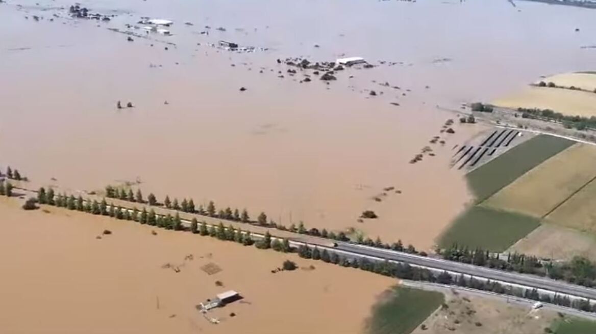 Παραμένει κλειστή και πλημμυρισμένη η Εθνική Οδός Αθήνας-Θεσσαλονίκης - Δείτε βίντεο