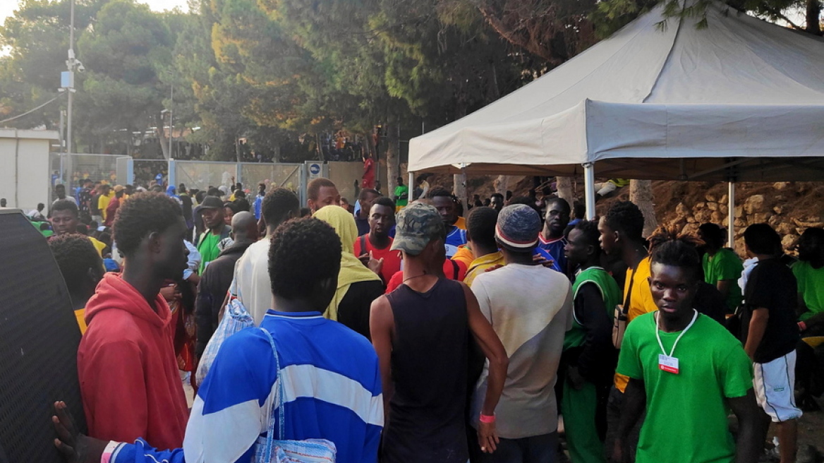 Αφίξεις ρεκόρ μεταναστών και προσφύγων στη Λαμπεντούζα - Εντάσεις στο hotspot του νησιού (Βίντεο)