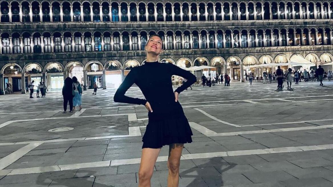 Η Βίκυ Καγιά με μαύρο μίνι φόρεμα στη Βενετία