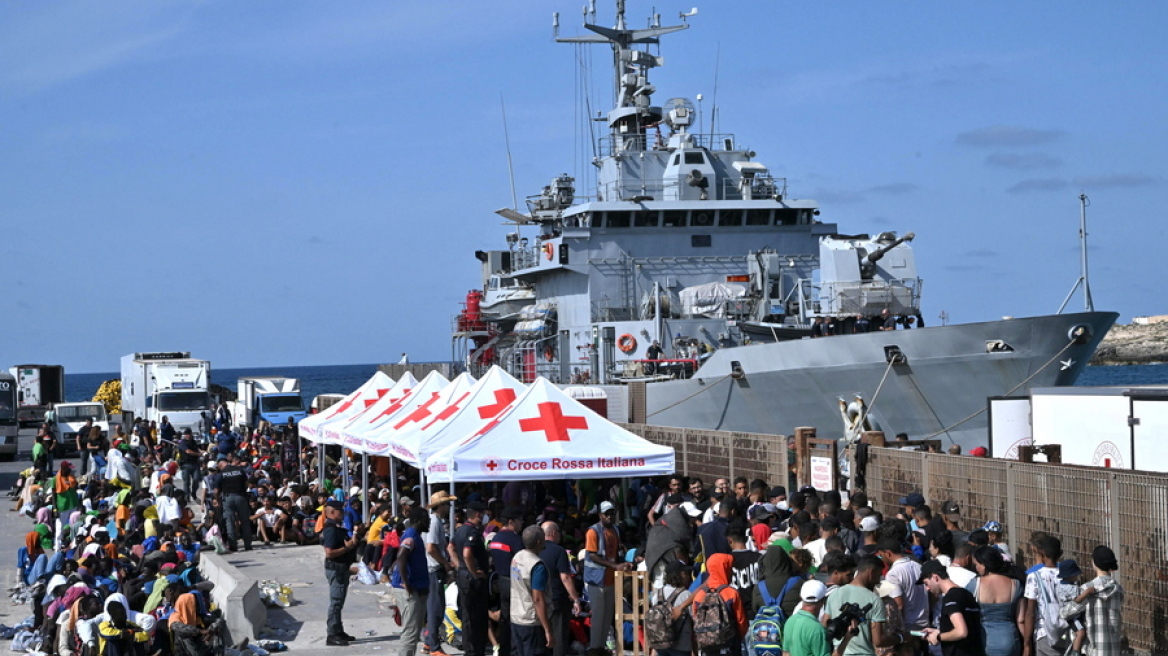 Ιταλία: Επιχειρήσεις αποσυμφόρησης της Λαμπεντούζα - Περίπου 3.800 βρίσκονται πλέον στο νησί