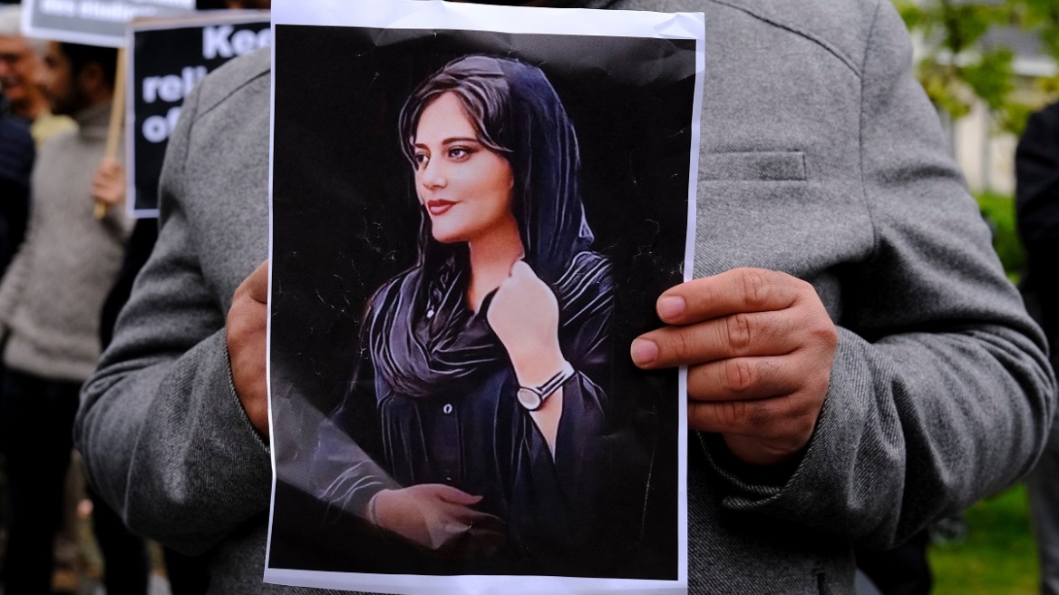 Μαχσά Αμινί: Απαγόρευσαν στην οικογένειά της να μεταβεί στη Γαλλία για το βραβείο Ζαχάροφ