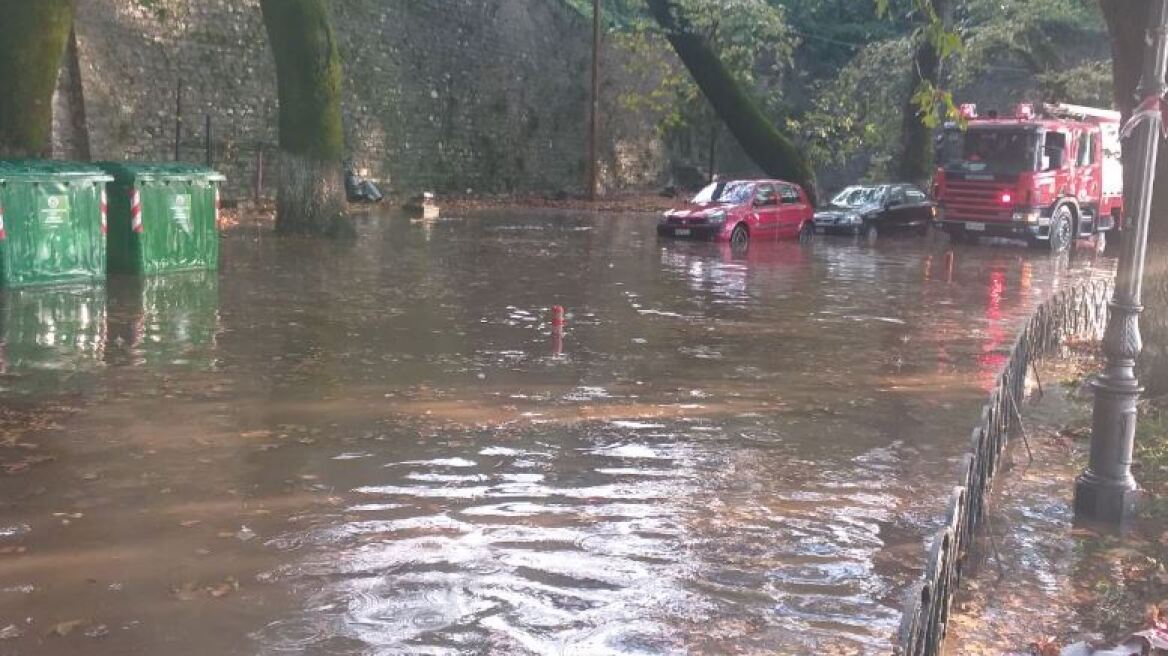 Ιωάννινα: Ολιγόλεπτο μπουρίνι πλημμύρισε τους δρόμους - Δείτε βίντεο και φωτογραφίες