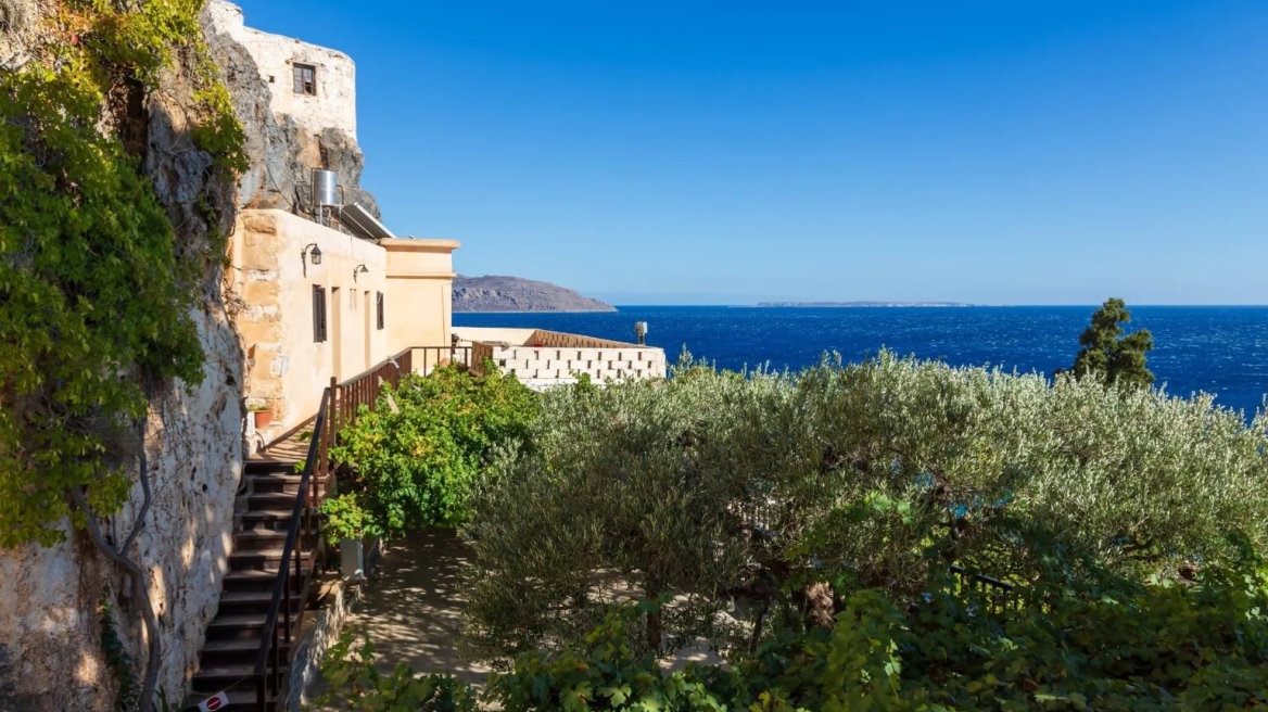 Μονή Καψά: Σε μαγευτική, βραχώδη πλαγιά, με θέα στο Νότιο Κρητικό Πέλαγος