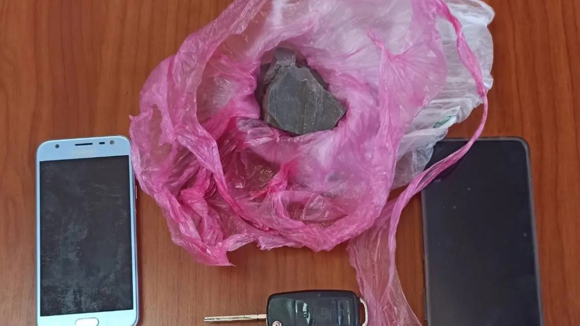 Ιωάννινα:  Ζευγάρι έκρυβε ηρωίνη κάτω από το λεβιέ των ταχυτήτων