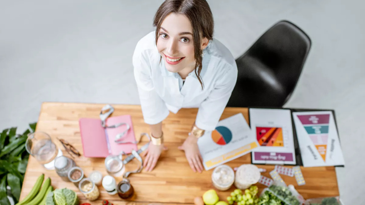 Έχετε πίεση; Μια διαιτολόγος δίνει τέσσερα χρήσιμα tips για να την ρίξετε με φυσικό τρόπο