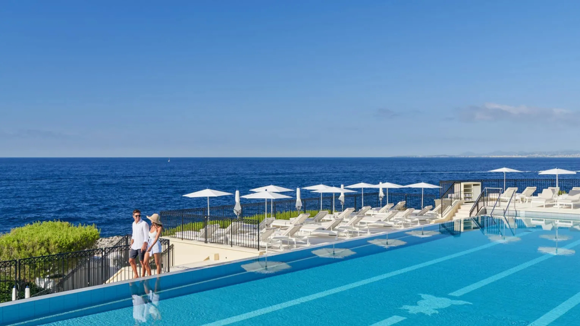  Στην πισίνα που έμαθαν να κολυμπούν ο Ωνάσης, ο Τσάπλιν και η Μπαρντό 