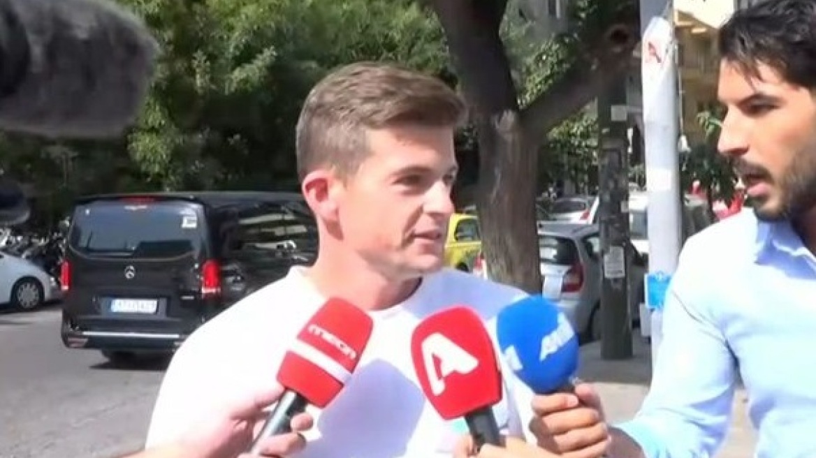 Κασσελάκης: Η πρωινή βόλτα του Τάιλερ Μακμπέθ και το τετ-α-τετ με τους δημοσιογράφους - Δείτε βίντεο