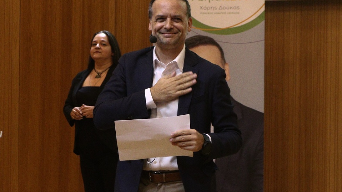 Δούκας κατά Μπακογιάννη: Οι αντιδήμαρχοί του έχουν μετατρέψει τις δημοτικές υπηρεσίες σε εκλογικό κέντρο