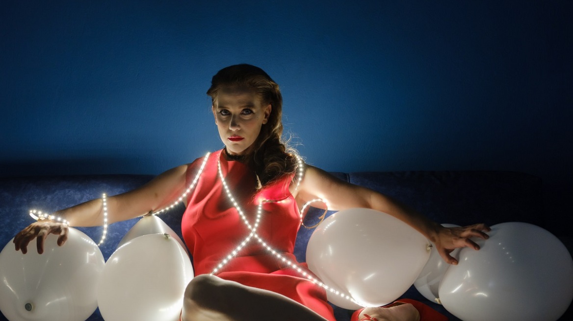 Ένα ελληνικό έργο-αλληγορία για τη λαχτάρα για κοινωνική άνοδο ανοίγει τη σεζόν στο Θέατρο 104