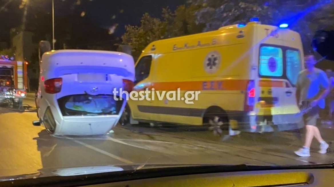 Θεσσαλονίκη: Ανατροπή αυτοκινήτου μετά από σύγκρουση με άλλο - Δείτε φωτογραφίες
