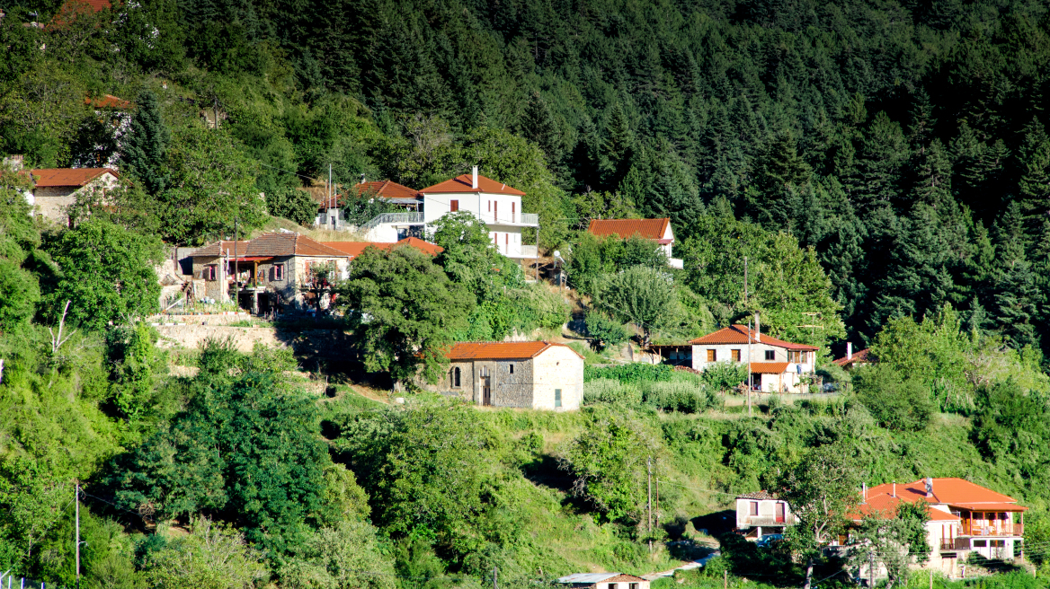 Ένα ελατοσκέπαστο χωριό στην ορεινή Αχαΐα, ιδανικό για τις αποδράσεις του Σαββατοκύριακου 