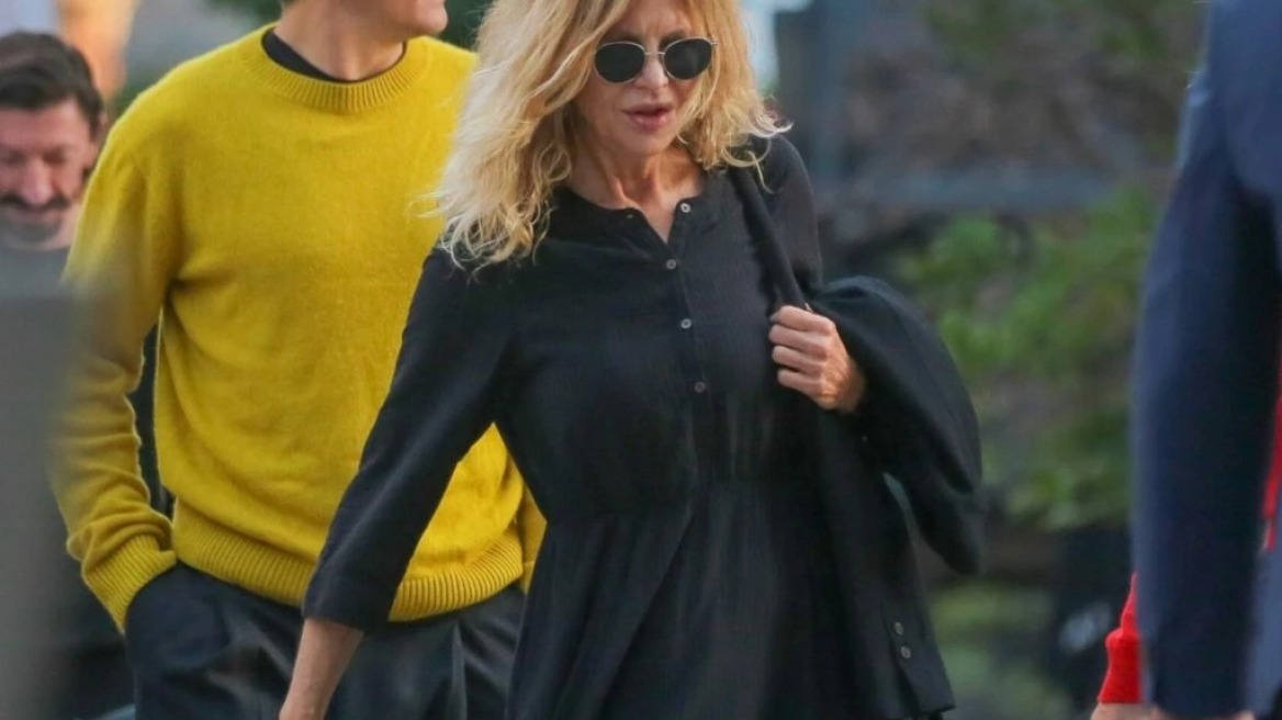 Η Μεγκ Ράιαν με midi φόρεμα και Doc. Martens: Το look που θέλουμε να αντιγράψουμε