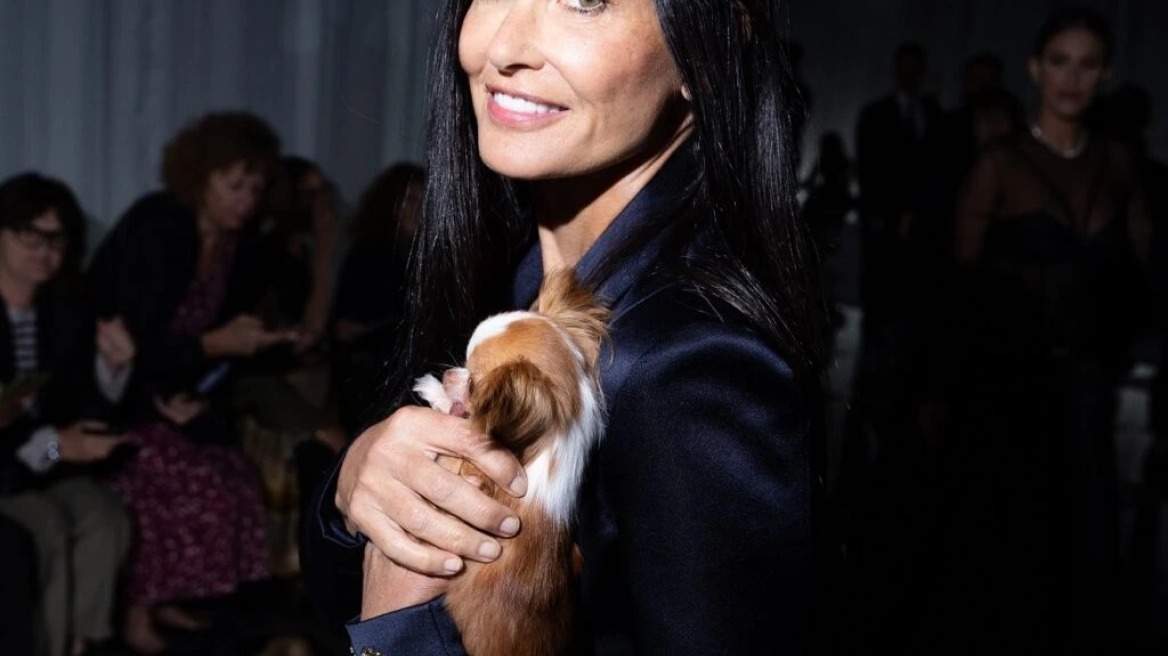 Το σκυλάκι της Ντέμι Μουρ κάθισε στη front row του σόου Versace SS2024